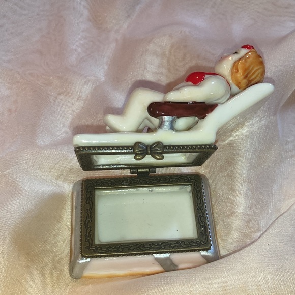 NEW SUNBATHING WOMAN IN BIKINI ON LOUNGE CHAIR HINGED CERAMIC TRINKET BOX NO TAG - Picture 3 of 9